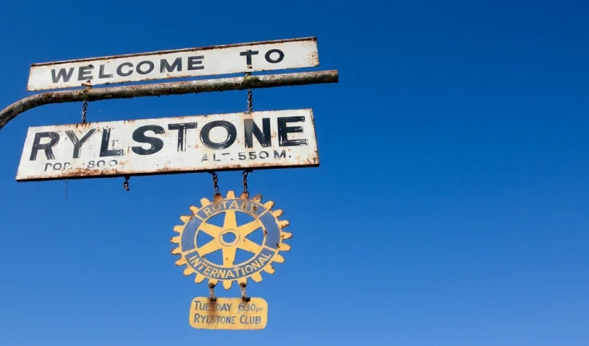 the-welcome-sign-to-the-town-of-rylstone-in-the-blue-mountains-australia-CC5H4B.jpg_202608181446